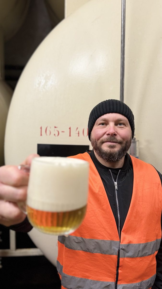 Sládek v reflexní vestě nabízí pivo přímo u ležáckového tanku